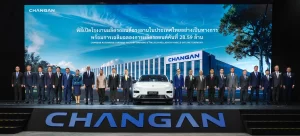 Changan Automobile Establishes First Overseas Manufacturing Hub in Thailand 1 Changan Automobile Rayong Factory opening ceremony in Thailand with executives and officials standing on stage with a white Changan electric vehicle and factory image backdrop