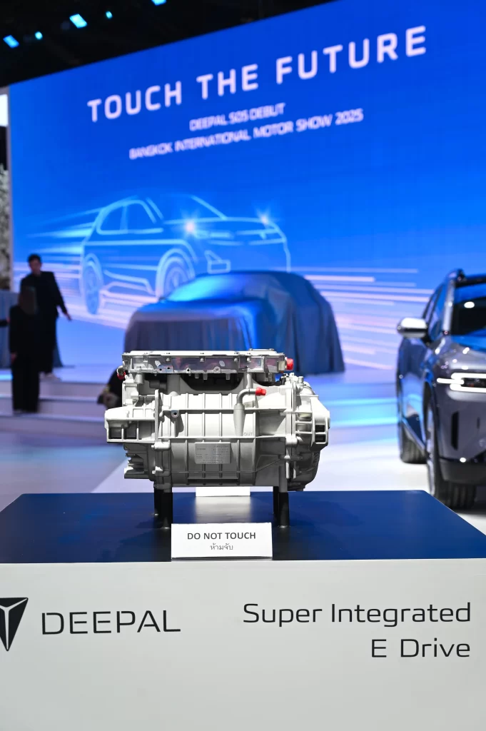 Deepal's Super Integrated E Drive electric powertrain unit displayed on a blue stand at Bangkok International Motor Show 2025, with 'TOUCH THE FUTURE' backdrop